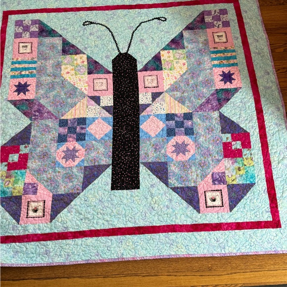 Beautiful Handmade butterfly patch quilt 64 x 65” - Picture 4 of 10